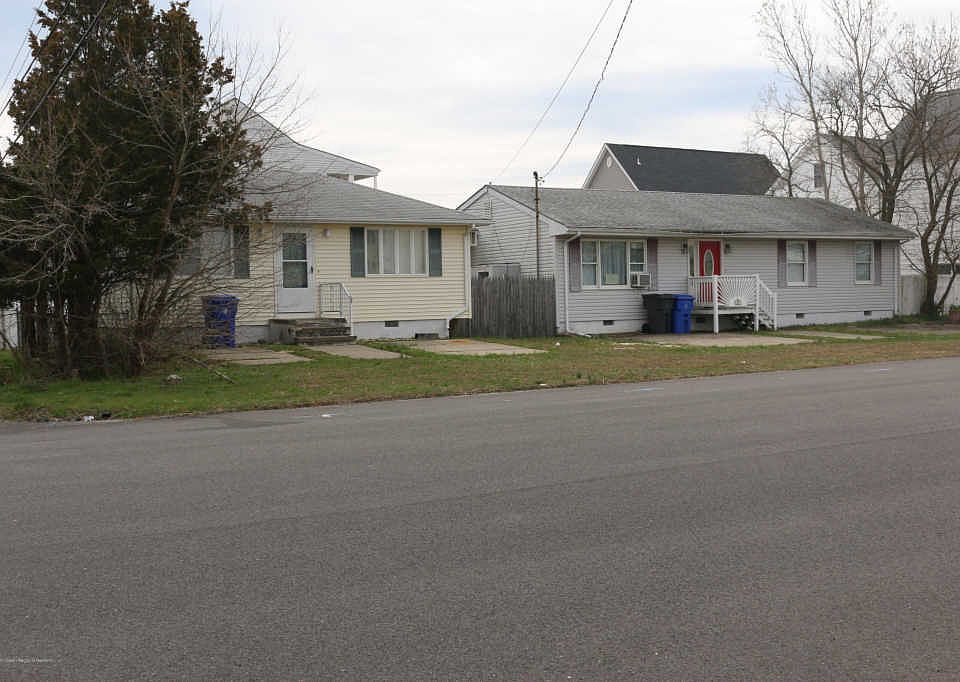 2nd image of 207 7th Ave