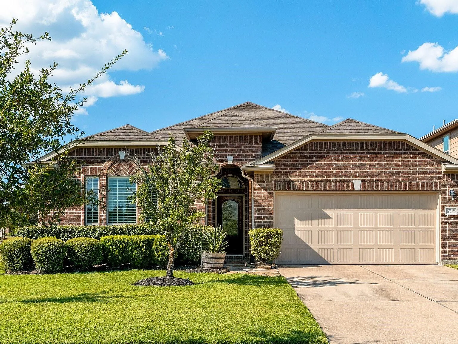 3 bed, 2.0 bath, 2130 sqft, $2,400 — Photo 1