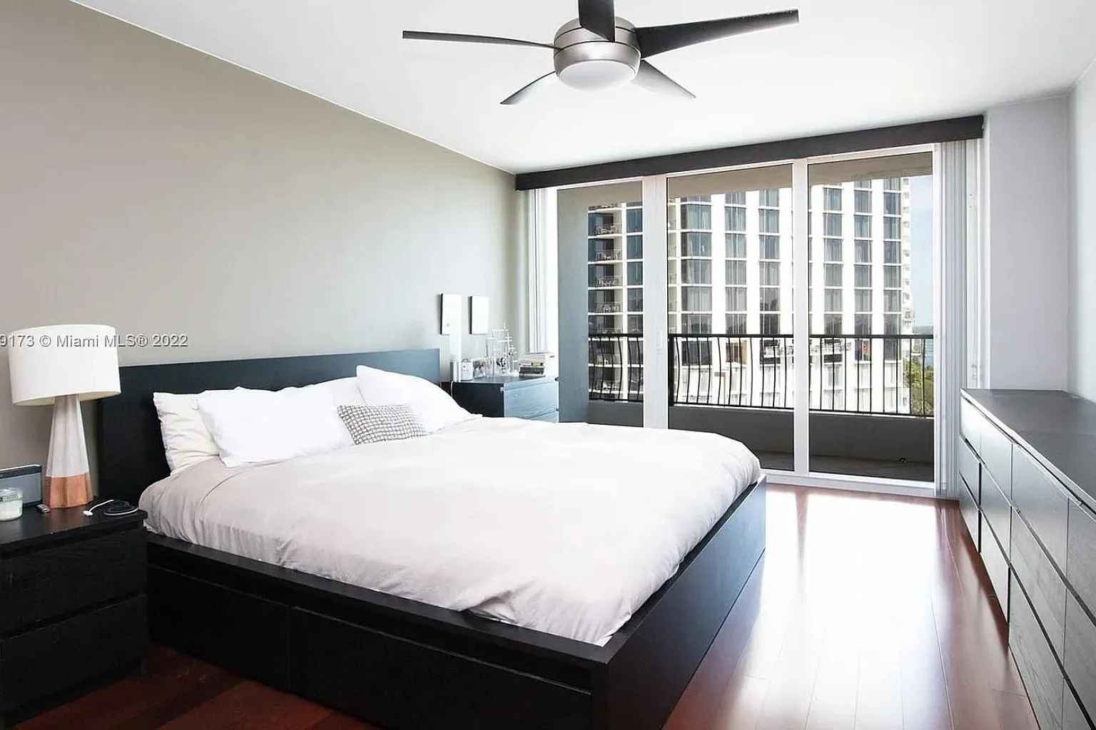 2 bed, 1160 sqft, $3,800 — Photo 2