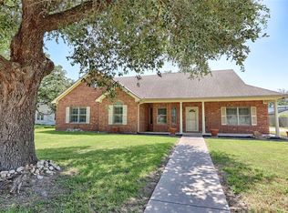 417 S Main St, Hallettsville, TX 77964