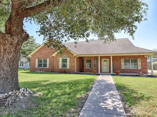 417 S Main St, Hallettsville, TX 77964