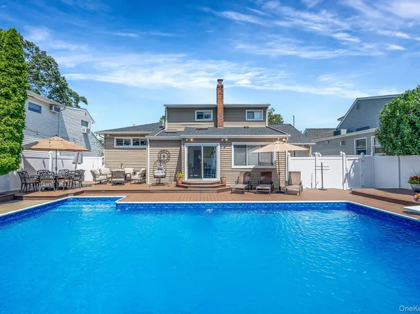 208 Oak Street, Massapequa Park, NY 11762