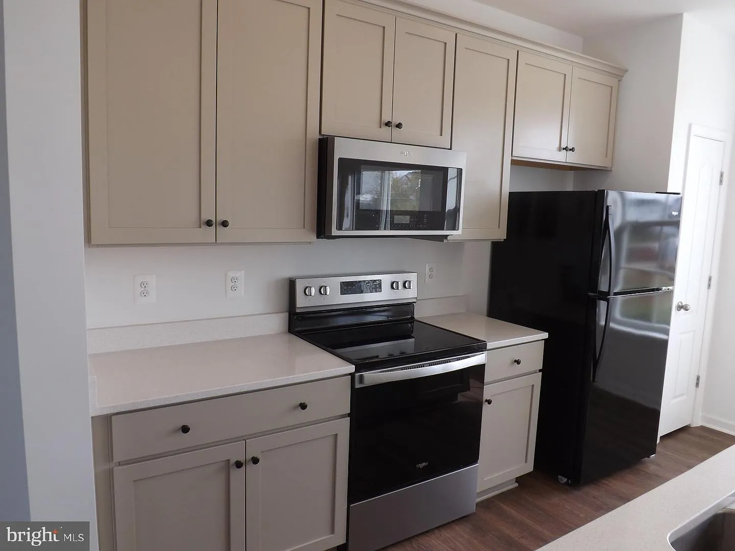 3 bed, 3.5 bath, 1900 sqft, $1,795 — Photo 3