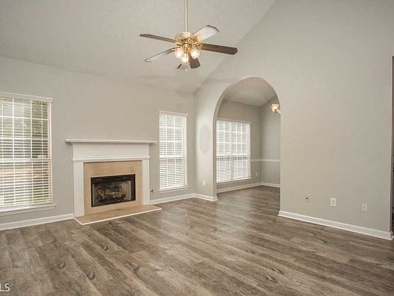 3rd image of 220 Knob Hill Dr