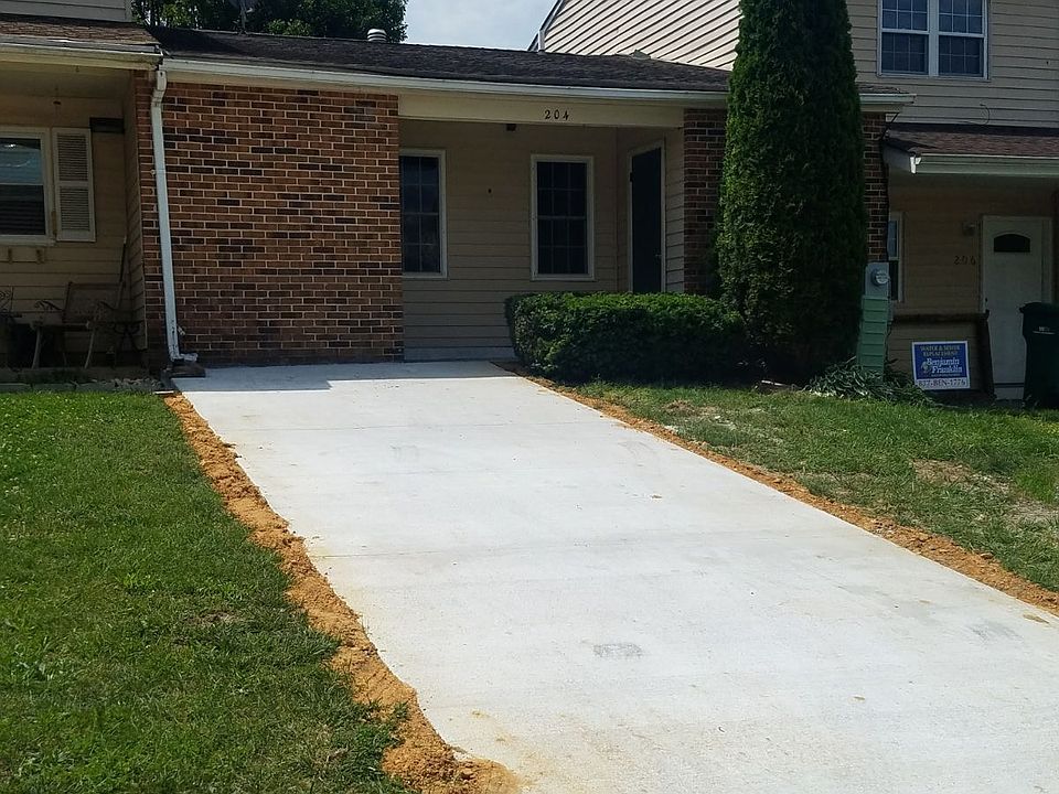 1st image of 204 W Beaver Ct