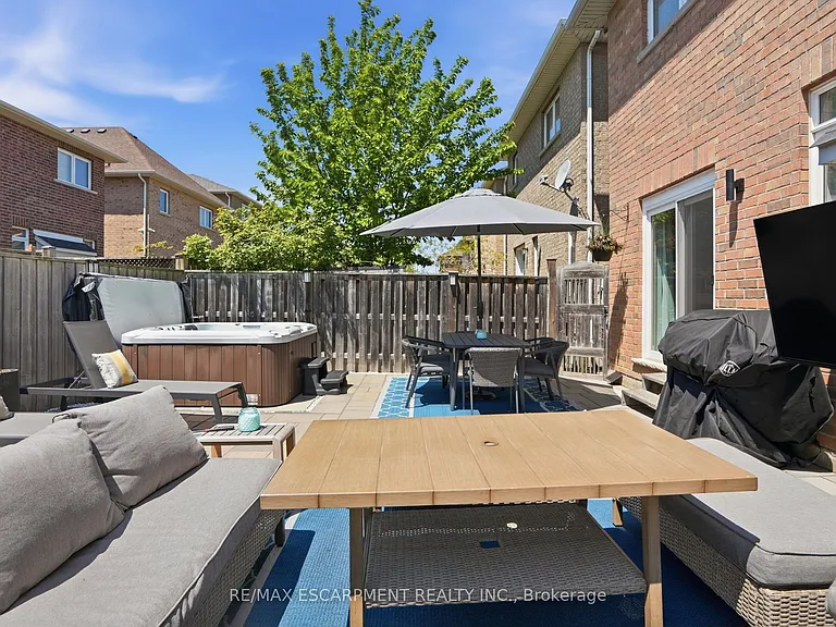 111 Greenstem Cres — Photo 40