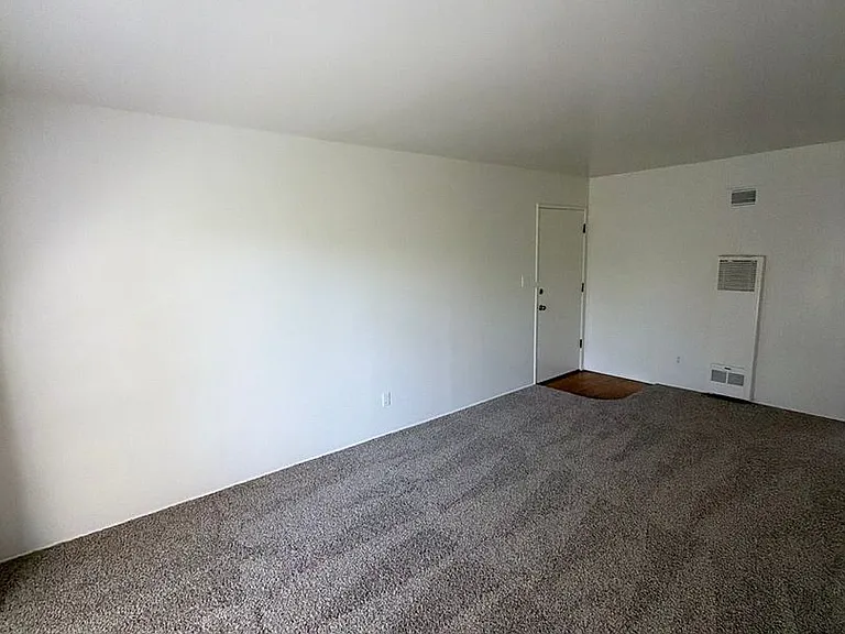 Spacious 2-bedroom apartment for rent — Photo 12