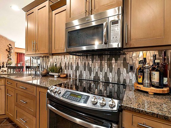 4th image of 206-5305 14th St #206