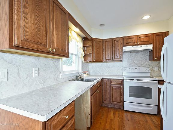 3rd image of 920 S Long Beach Ave