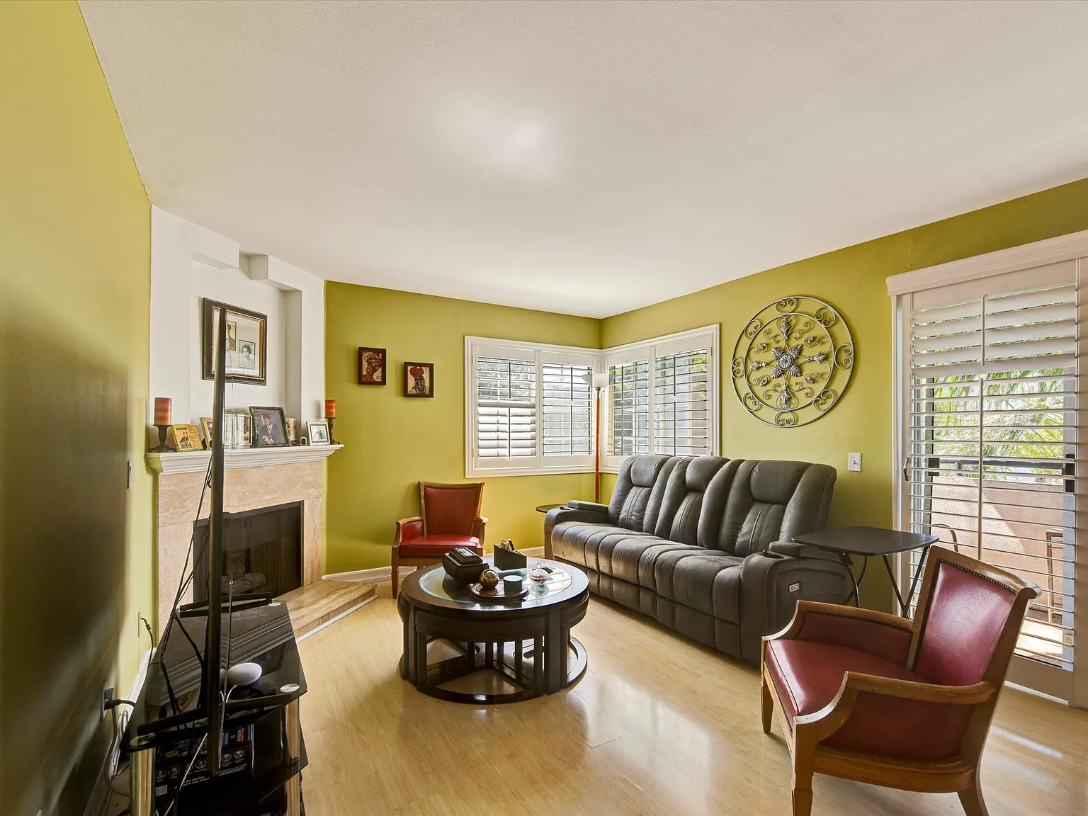2 bed, 904 sqft, $2,300 — Photo 2