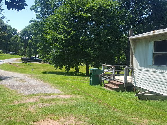 4th image of 421 Dumont Ave
