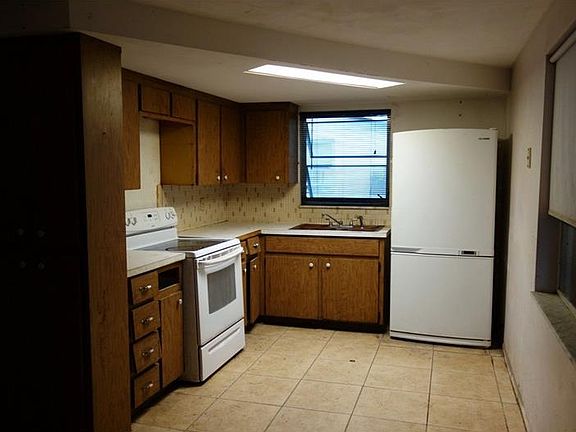 2nd image of 1441 Whitehall Ln