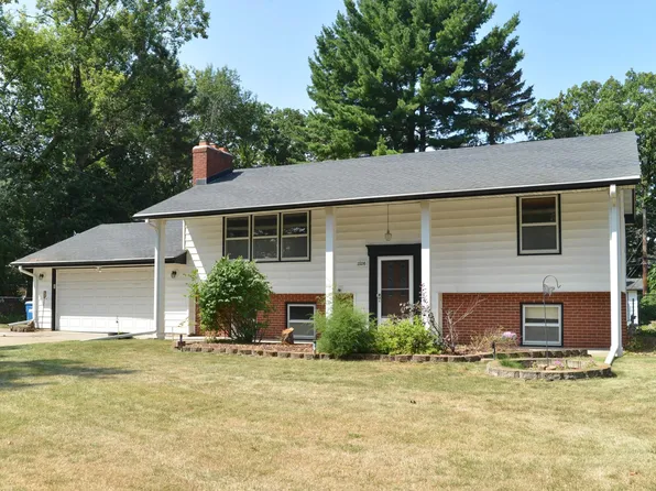 2226 Pleasant View Dr, New Brighton, MN 55112