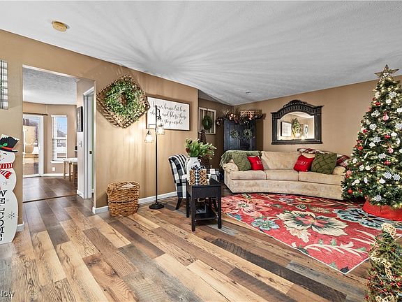 4th image of 317 Greenview Ct