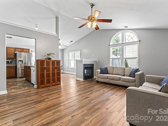5th image of 108 Crestwood Dr