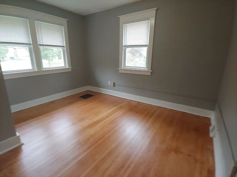 616-618 Spear Ave — Photo 5