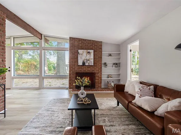 13 Bayberry Ln, Florissant, MO 63033