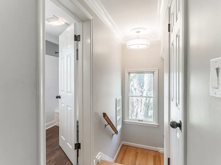 906 Putney St — Photo 35