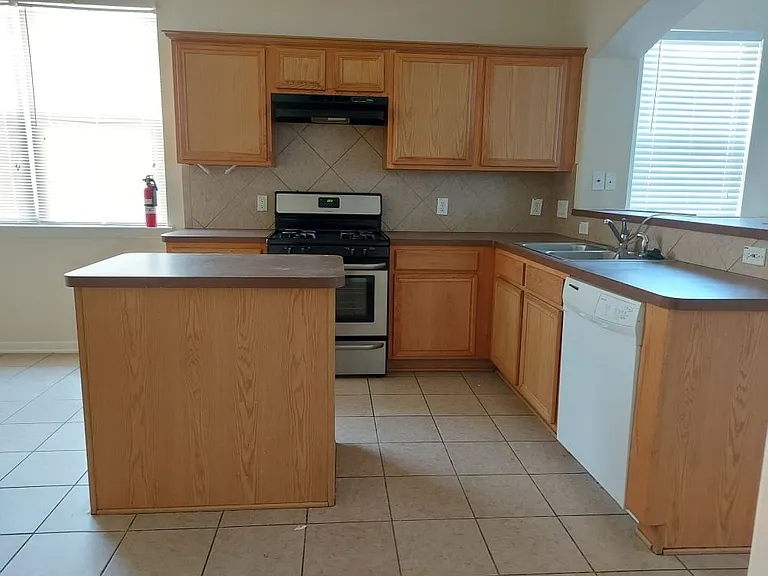 822 Forest Thicket Ln — Photo 11