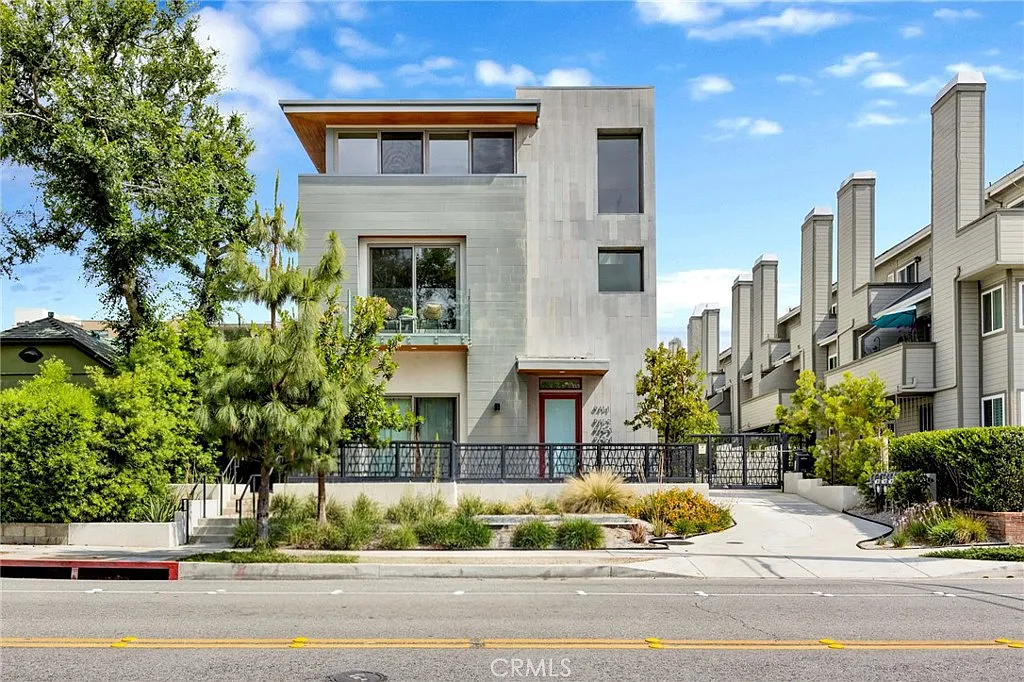 3 bed, 3.0 bath, 3030 sqft, $9,200 — Photo 1