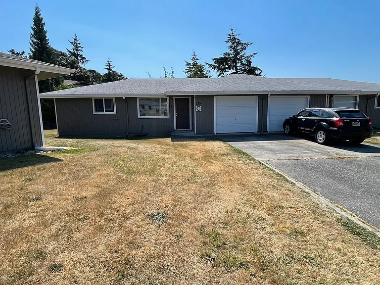 219 NE Kettle St — Photo 1