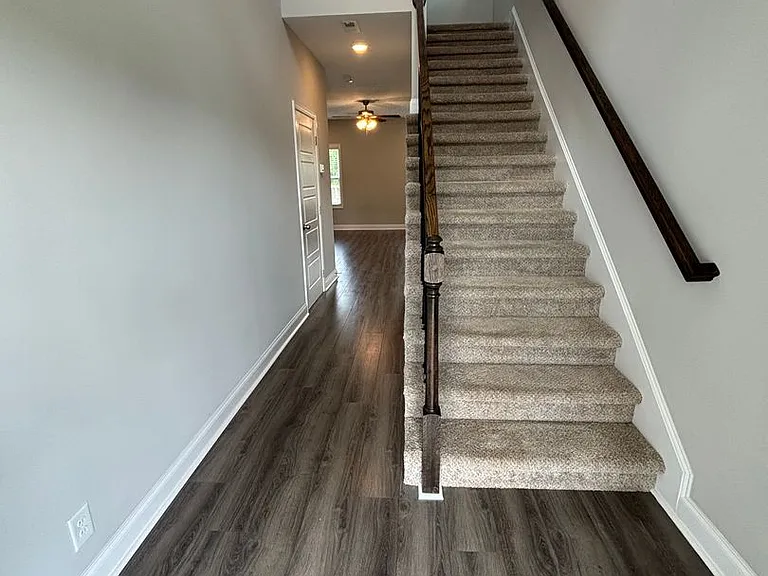906 Recurve Ct — Photo 2