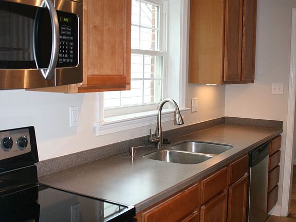 Galley Style Kitchen Offers Some Great Features! Upgrades/Extras