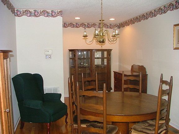 4th image of 360 Kriswood Dr