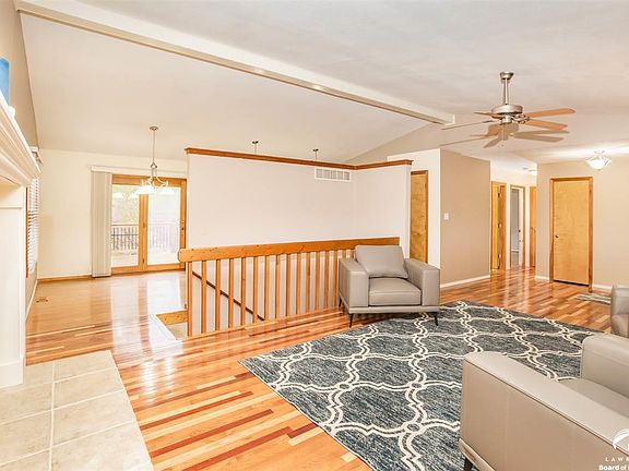 5th image of 826 Crawford Dr