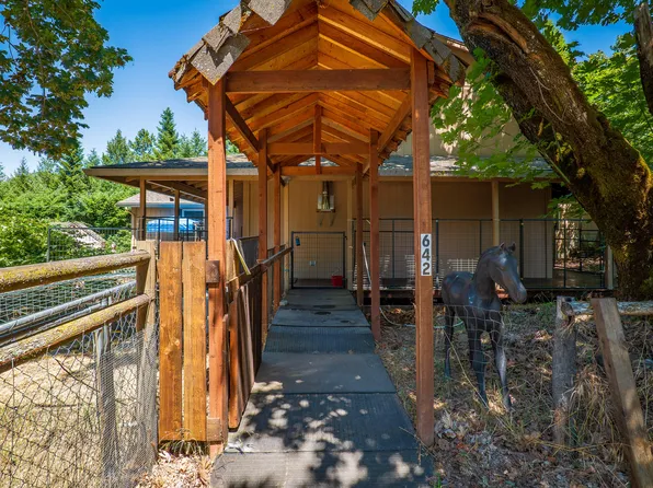 642 Wards Creek Rd, Rogue River, OR 97537