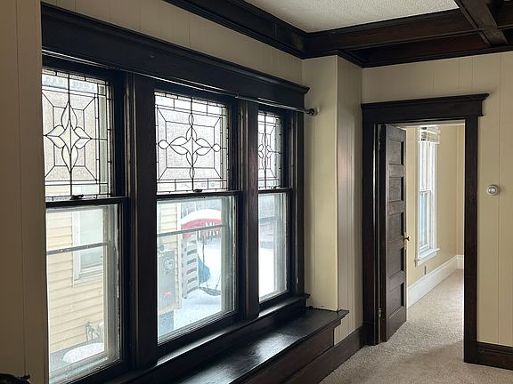 4th image of 49 W Hazeltine Ave #1