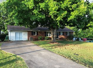 6001 Rollingreen Dr, Winston Salem, NC 27103