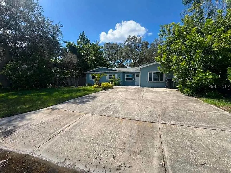 3 bed, 2.0 bath, 1369 sqft, $2,700 — Photo 2