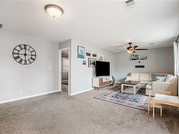 4th image of 709 W 91st St