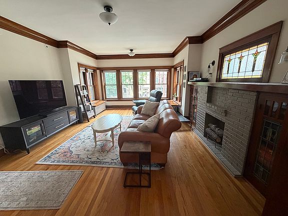 4th image of 2452 N Hamlin Ave #2