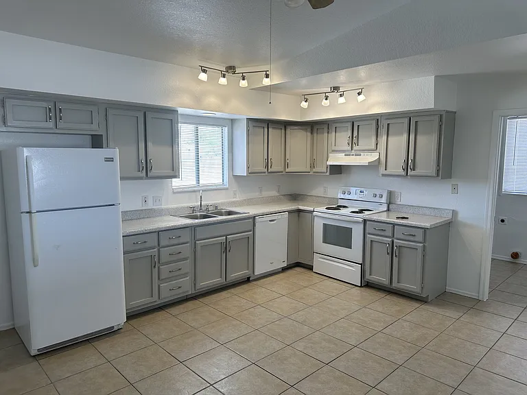 9416 W Rafael Dr — Photo 2