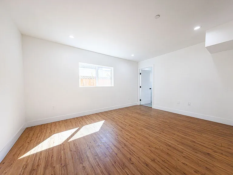 Luxury 3 & 4 Bed Townhomes | Walk to NoHo Arts District + Toluca Lake — Photo 22
