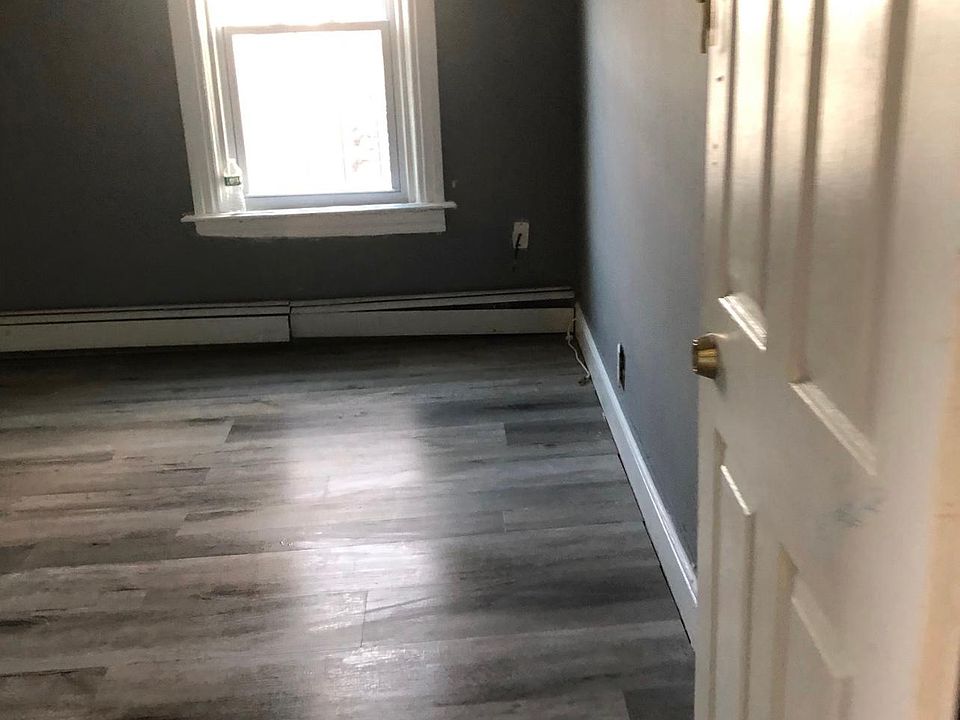 2nd image of 185 Cross St APT 3