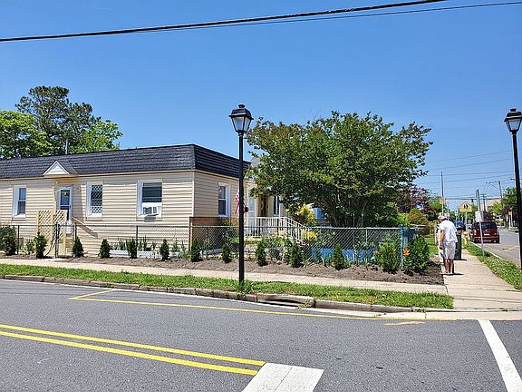 4th image of 900 N Indiana Ave