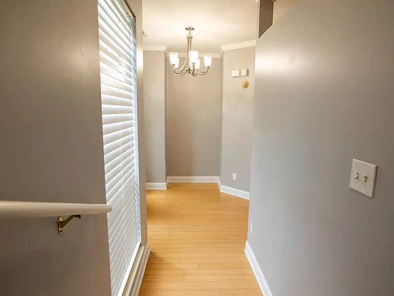 312 Queen Victoria Way — Photo 9