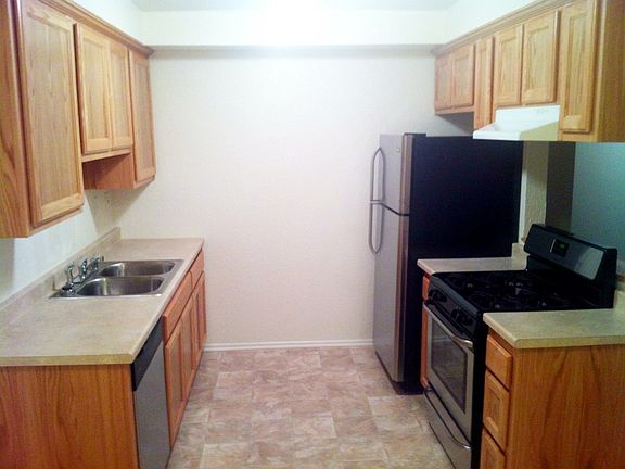 3rd image of 11447 Oxford Ave APT 5