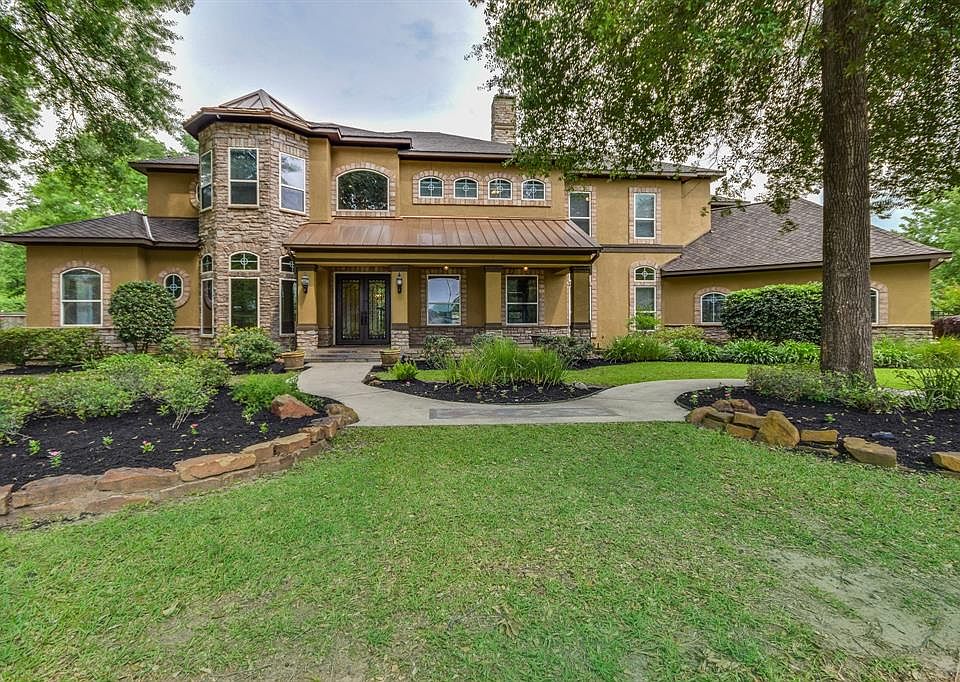 Sprawling custom home located on an acre in the prestigious exclusive gated community of Champion Lakes Estates. Fabulous LOCATION, neighborhood has multiple lakes, including fountains and island gazebo.