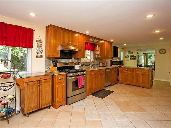 3rd image of 3242 Hawthorne Ct
