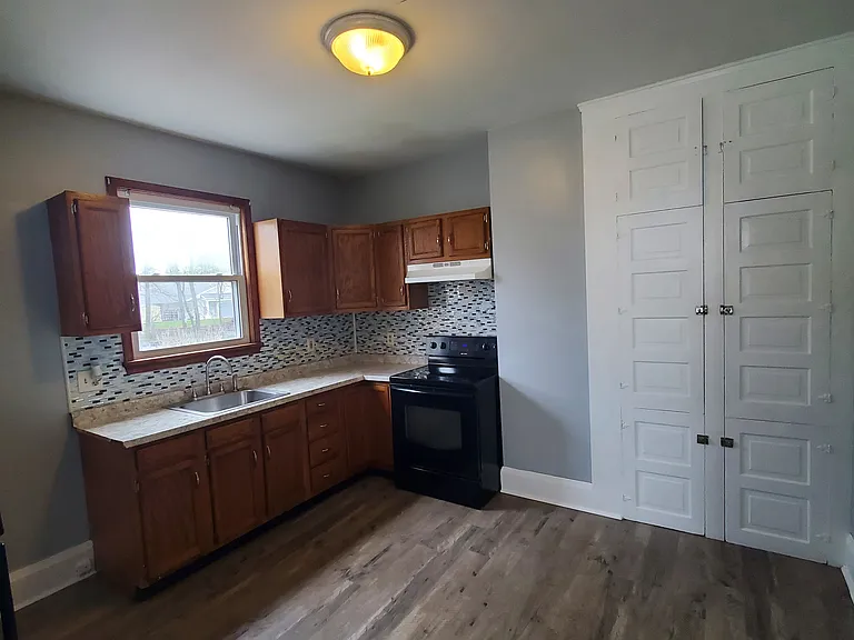 10-12 Lyon Pl — Photo 13