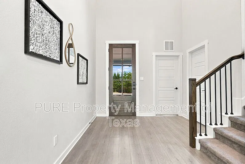 5 bed, 3.0 bath, 2409 sqft, $2,600 — Photo 2