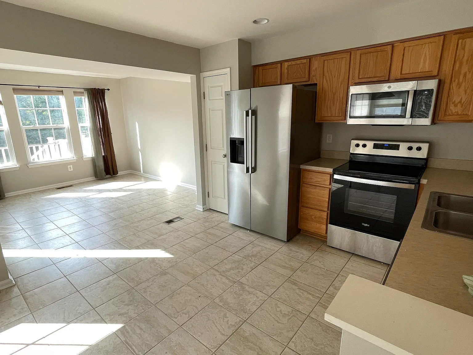 3 bed, 2.5 bath, 2030 sqft, $2,800 — Photo 2