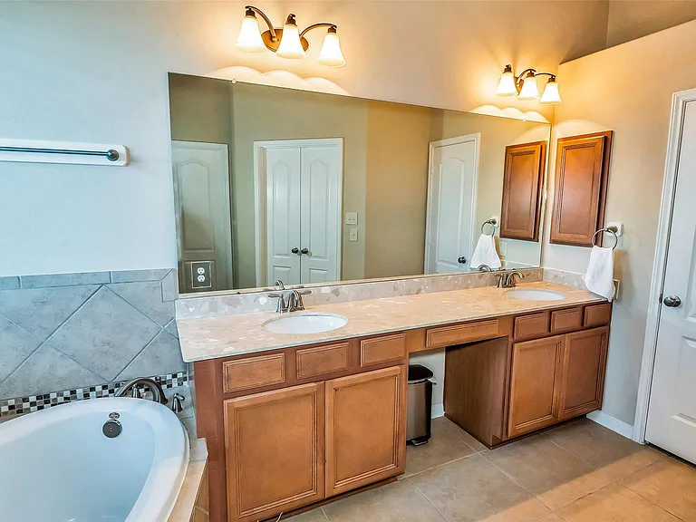 8807 Seguin Cove Ln — Photo 17