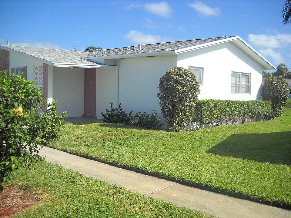 Front entrance-corner unit view