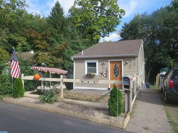 1827 Hazel Ave photo 1