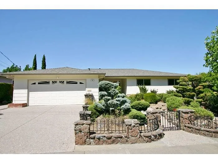 24 Wallace Way photo 1